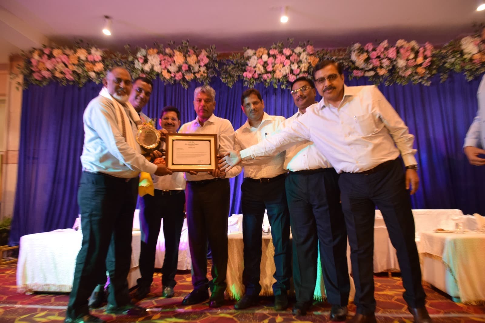 लक्ष्य प्राप्त करने पर गिरिडीह कोलियरी एरिया के महाप्रबंधक सम्मानित