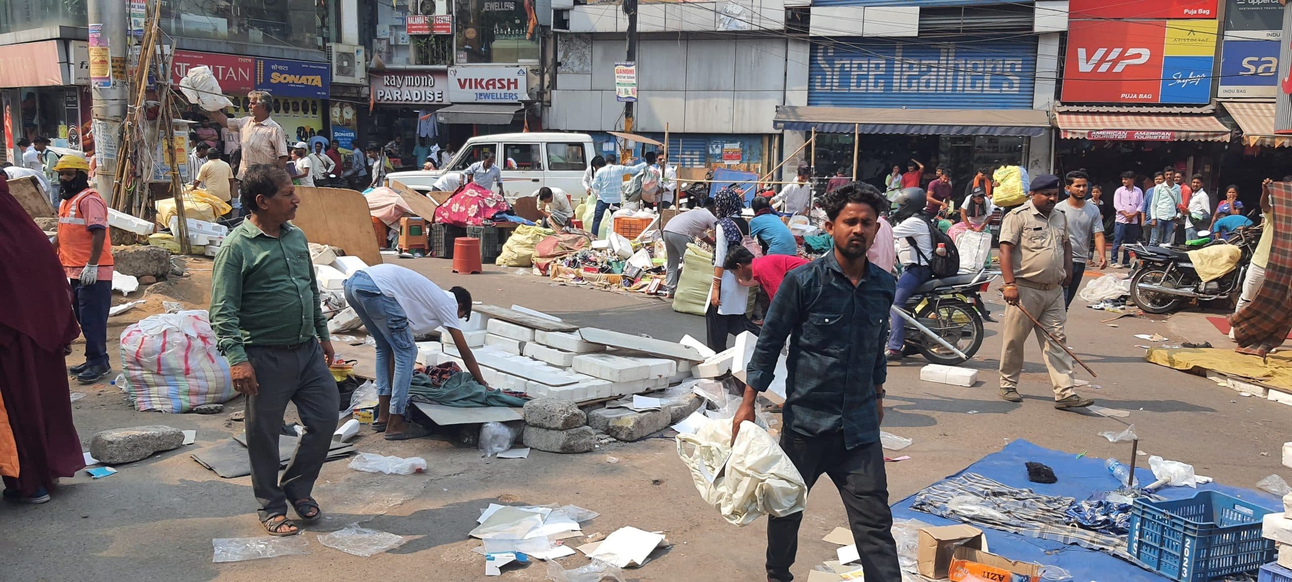 साकची बाजार में प्रवेश करने में अधिकारियों को लग गया दो घंटा