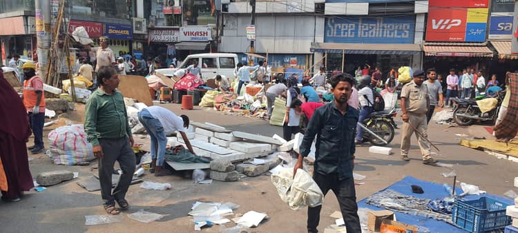 साकची बाजार में प्रवेश करने में अधिकारियों को लग गया दो घंटा