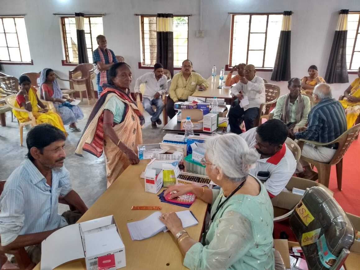 स्वास्थ्य व नेत्र जांच शिविर में 50 मरीजं की जांच