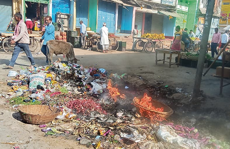 बाजारों में जलाया जा रहा कचरा, स्वास्थ्य के साथ जान-माल का हो सकता है नुकसान