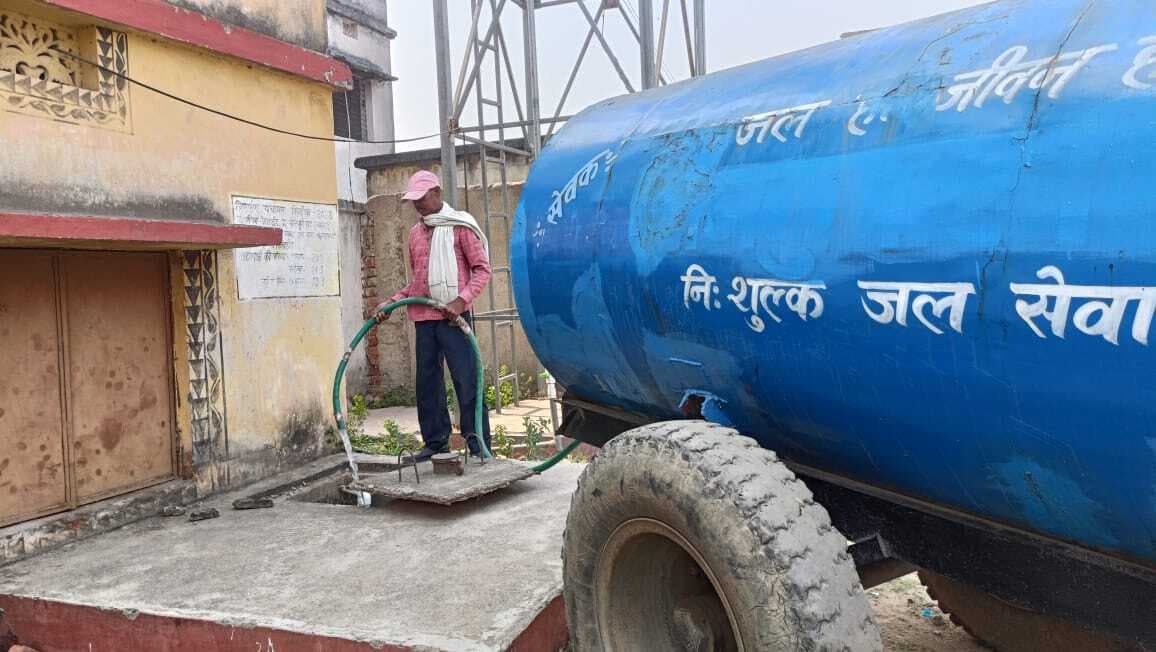 आयुष्मान आरोग्य मंदिर में राजकुमार ने भेजा पानी टैंकर