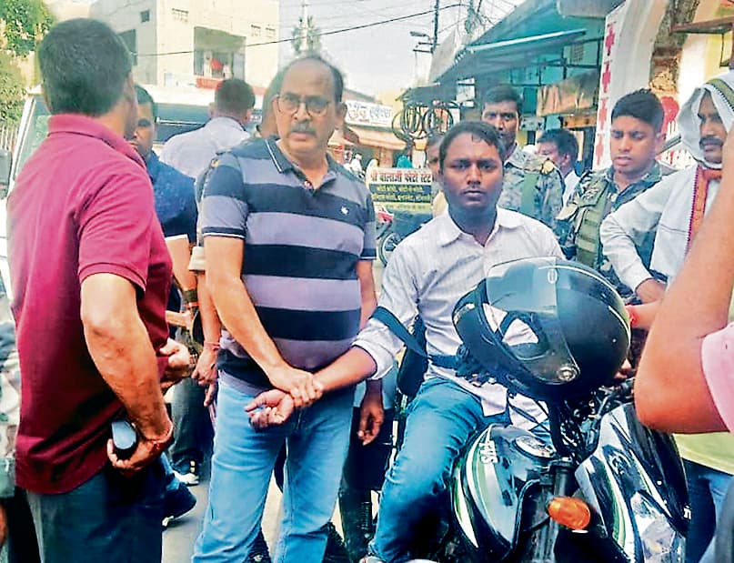 घूस ले रहे हलका कर्मचारी और पंचायत सेवक को एसीबी ने किया गिरफ्तार