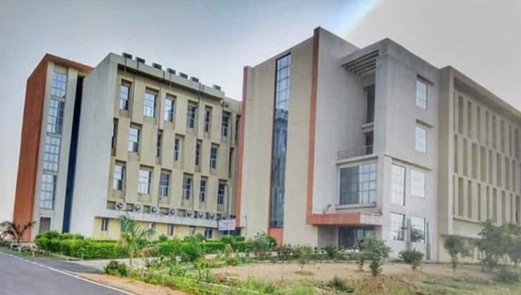 लॉ यूनिवर्सिटी के मामले में सरकार को जवाब दायर करने का निर्देश