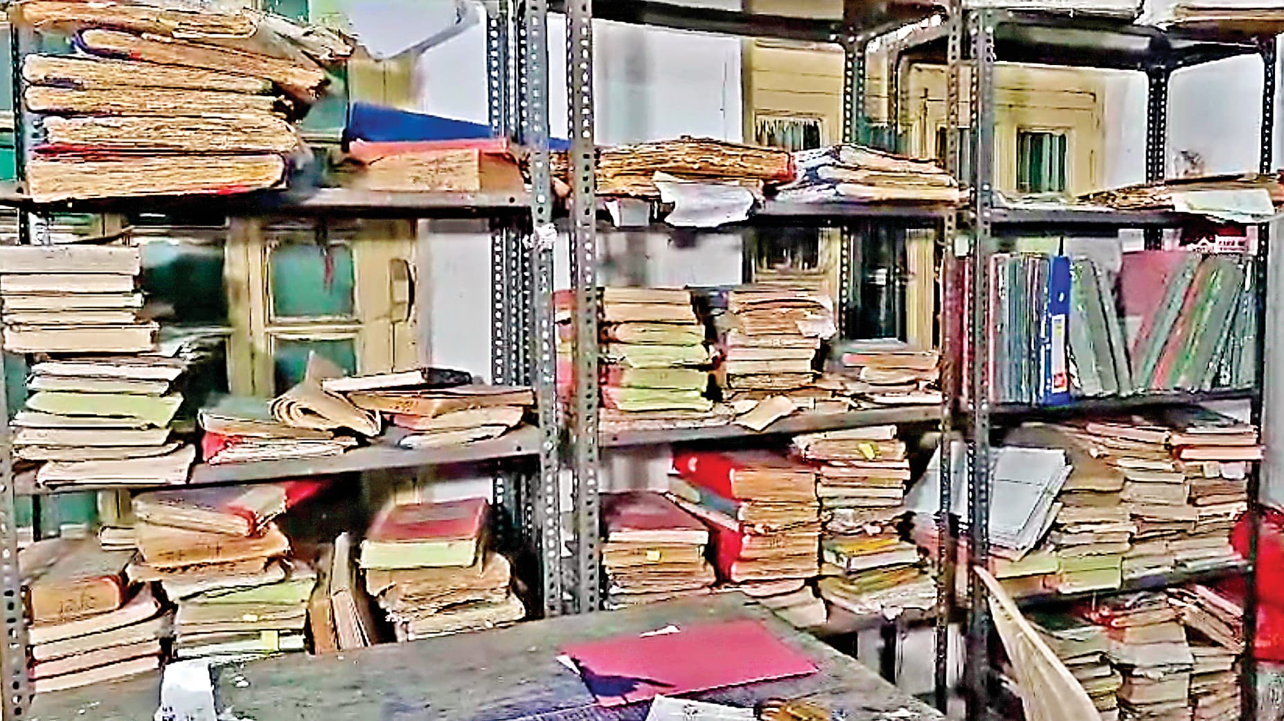 समाहरणालय के रिकॉर्ड रूम से जमीन के रिकॉर्ड की चोरी