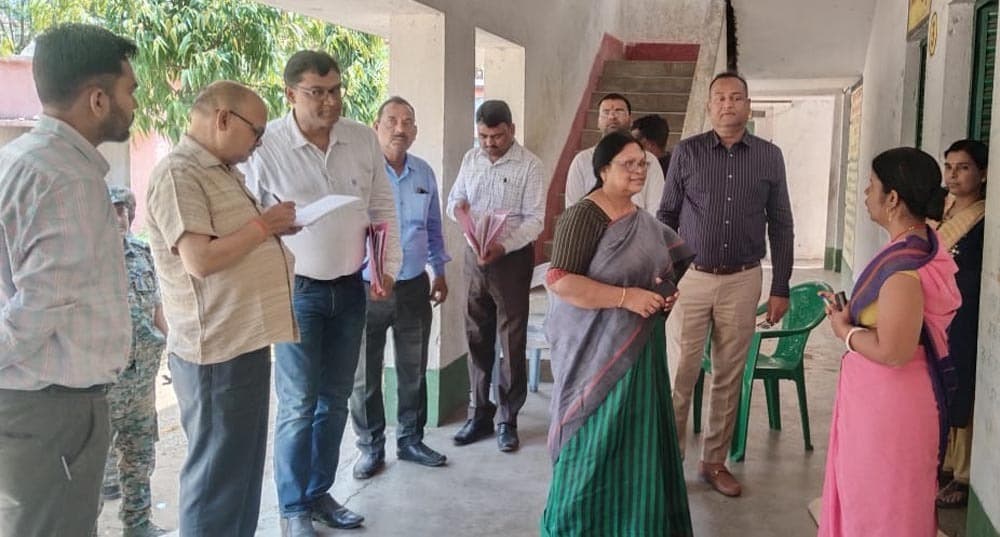 प्रमंडलीय आयुक्त ने लिया मतदान केंद्रों का जायजा