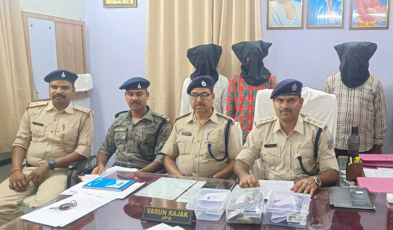 पीएलएफआइ के तीन उग्रवादी गिरफ्तार, हथियार जब्त