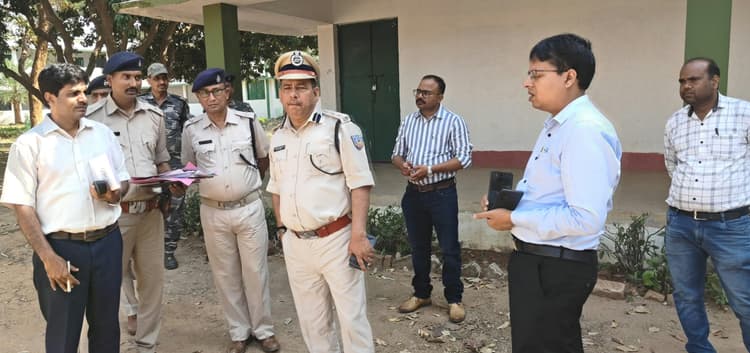 डीसी और एसपी पहुंचे मांडर, बूथों का किया निरीक्षण