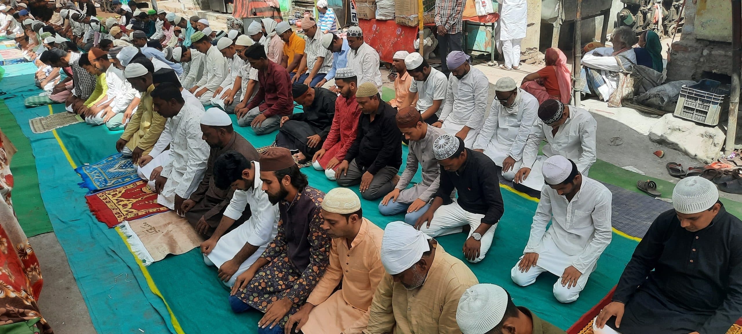 मस्जिदों में आयोजित हुई अलविदा की सामूहिक नमाज