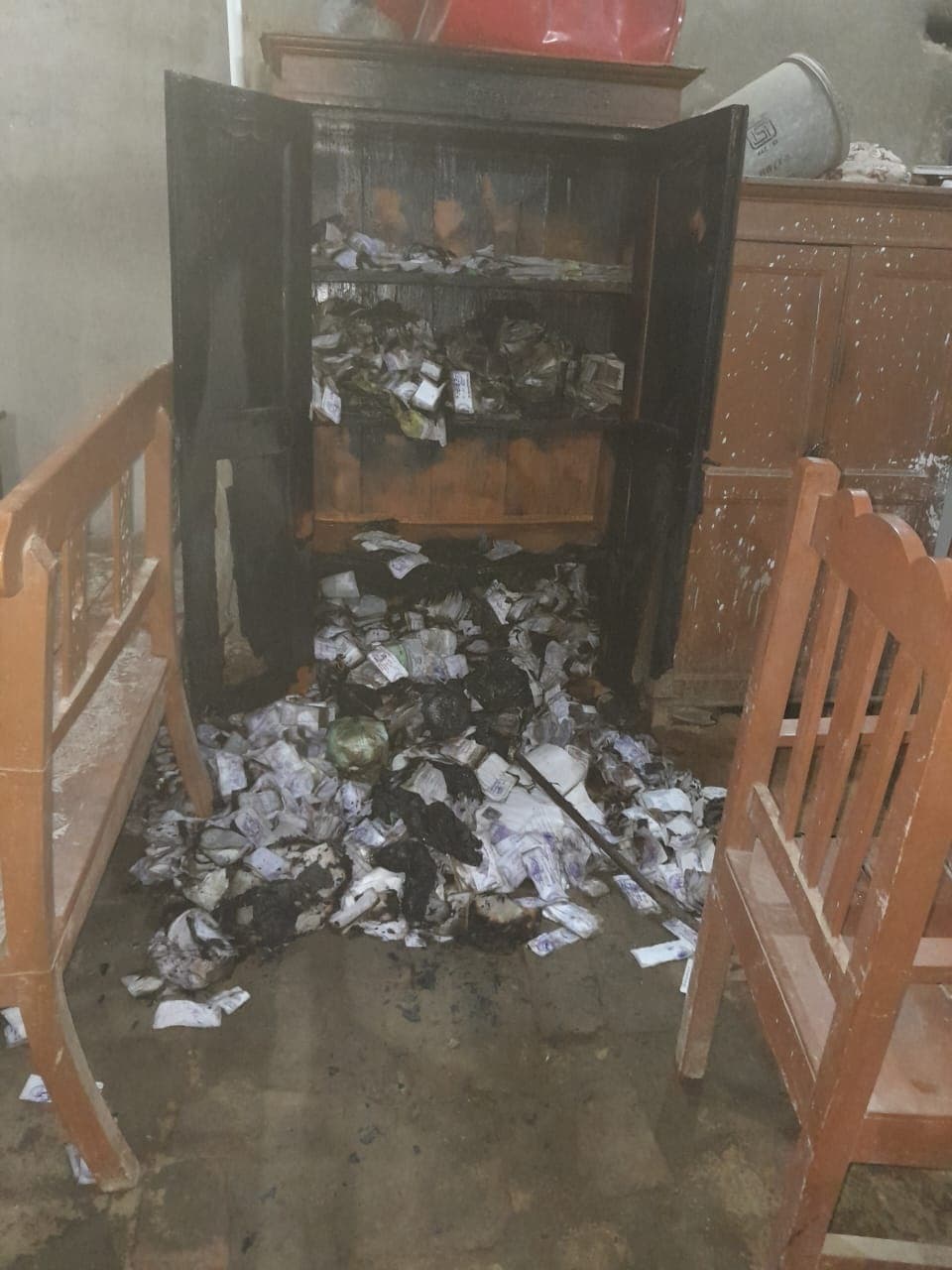 डुमरा में जिला अधिवक्ता संघ भवन में आग से कई कागजात जले