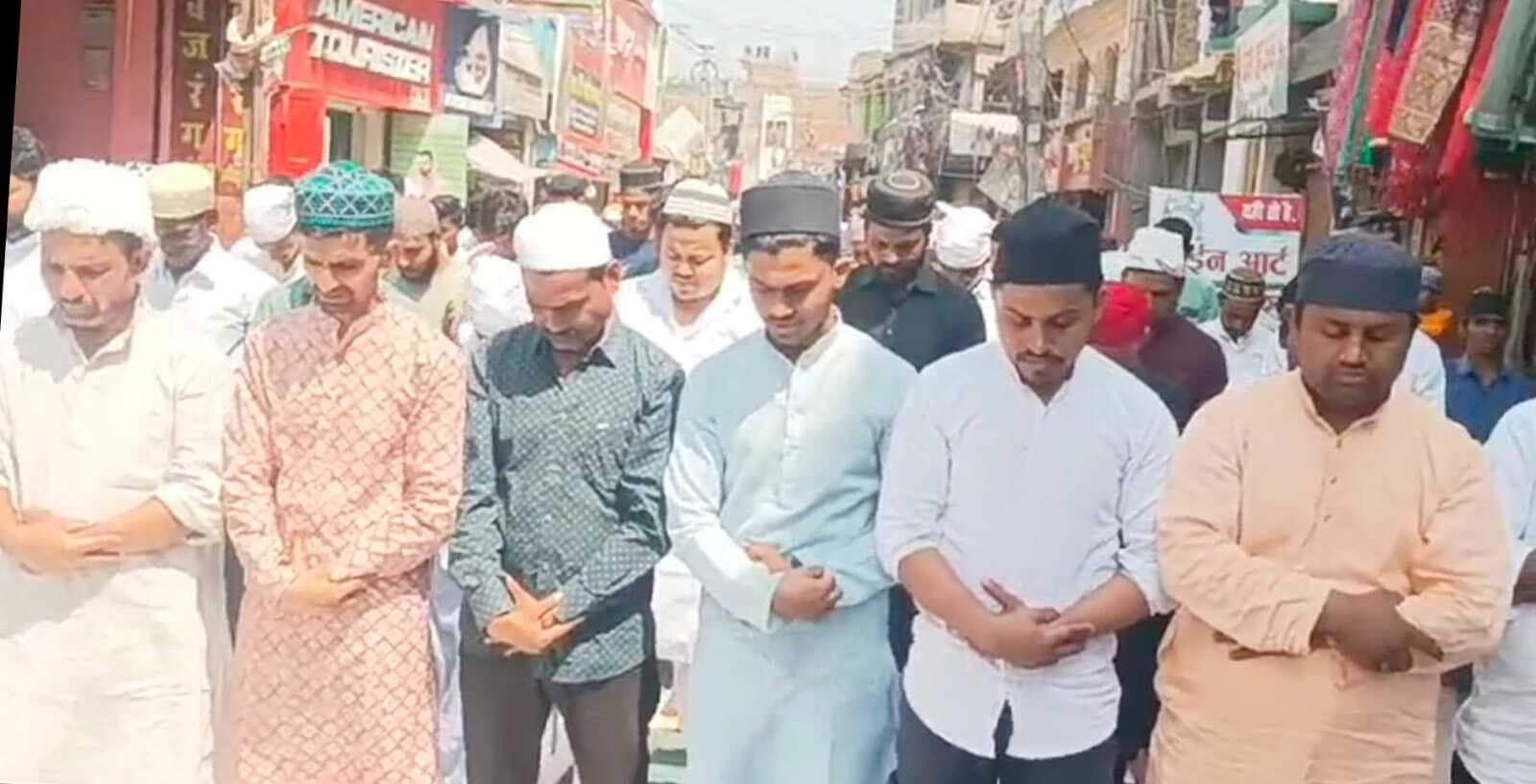 मुसलमानों ने अलविदा जुम्मे की अदा की नमाज