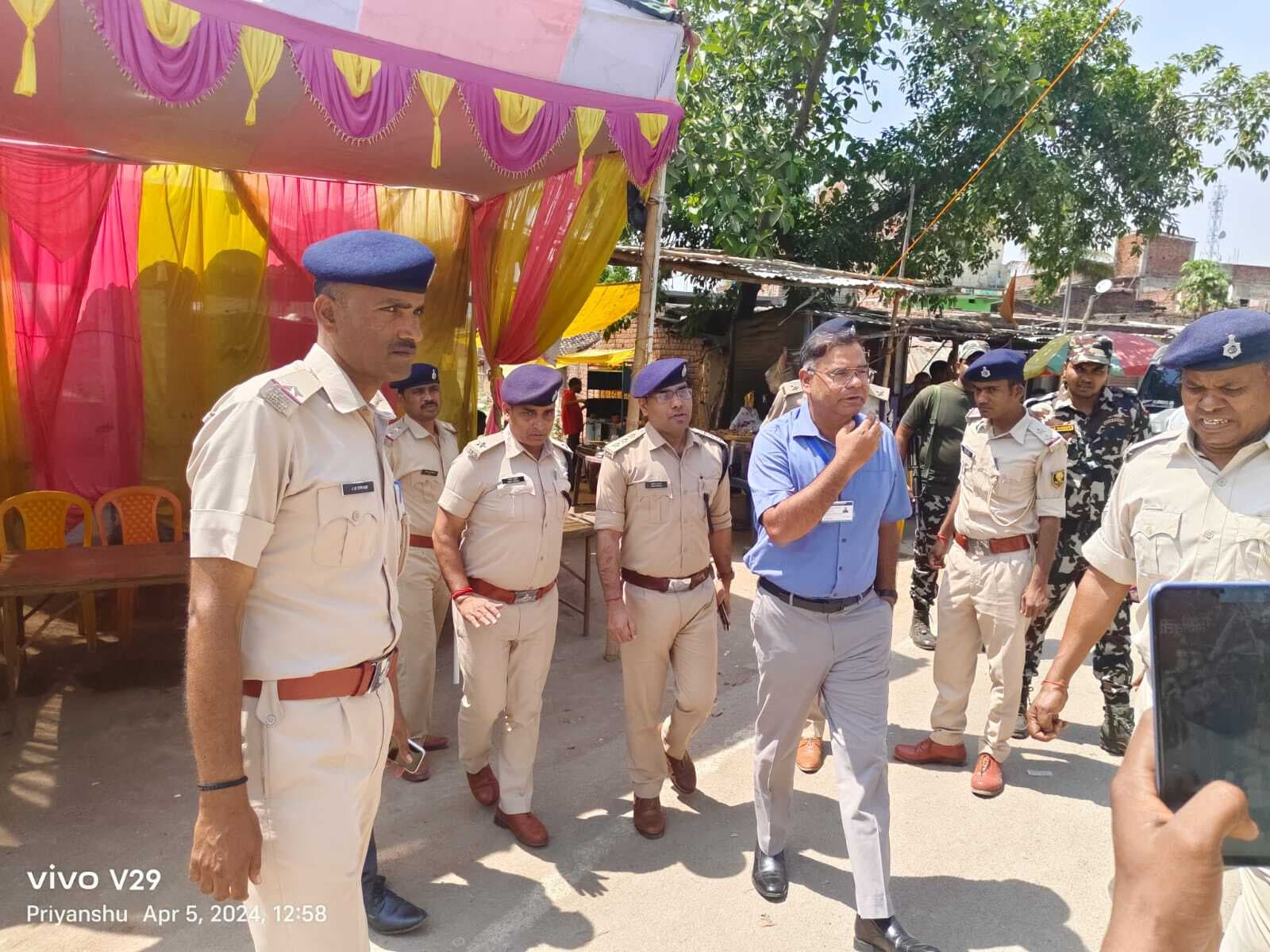 चुनावी तैयारी की समीक्षा के लिए ऑब्जर्वर ने किया बूथों का निरीक्षण