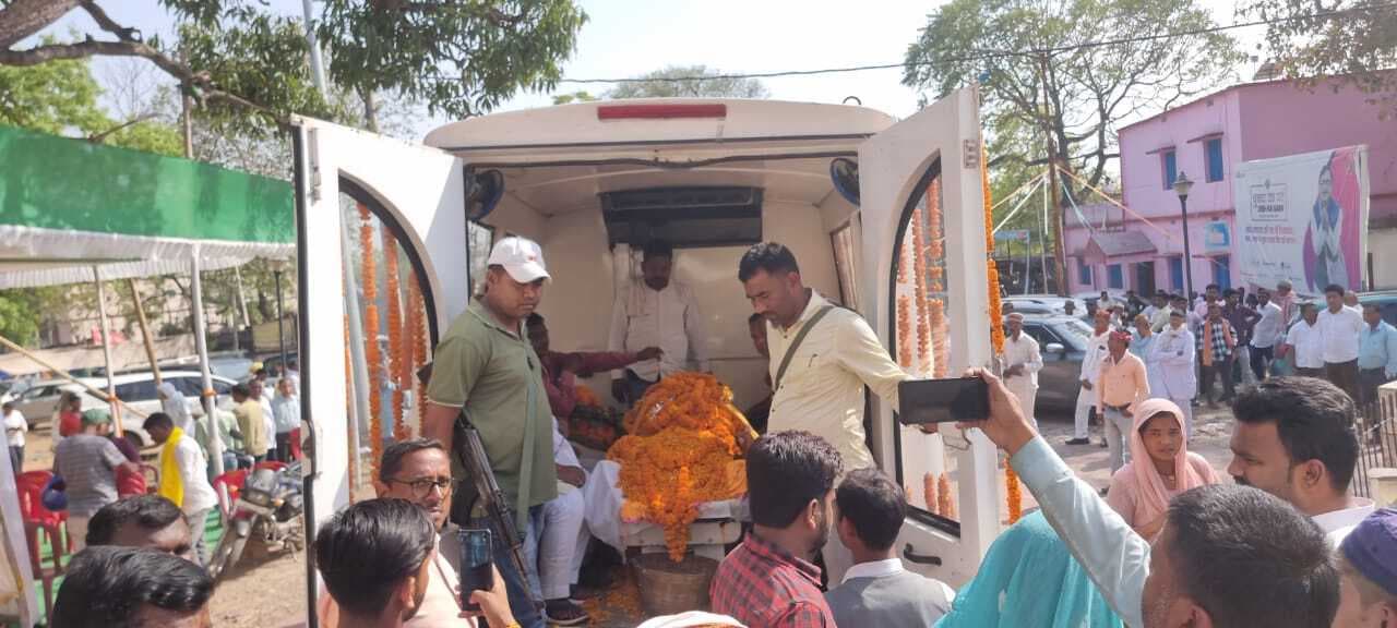 पूर्व मंत्री लालचंद महतो के अंतिम दर्शन करने को ले उमड़ी भीड़
