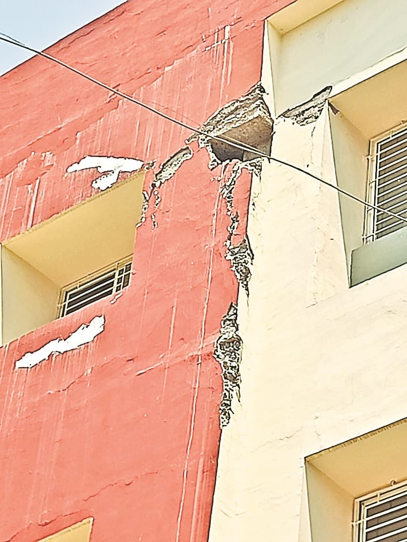 डीएसपीएमयू की नयी एकेडमिक बिल्डिंग की टूट रही छत