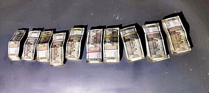 झारखंड-यूपी की सीमा पर दो वाहनों से पांच लाख नगद मिले