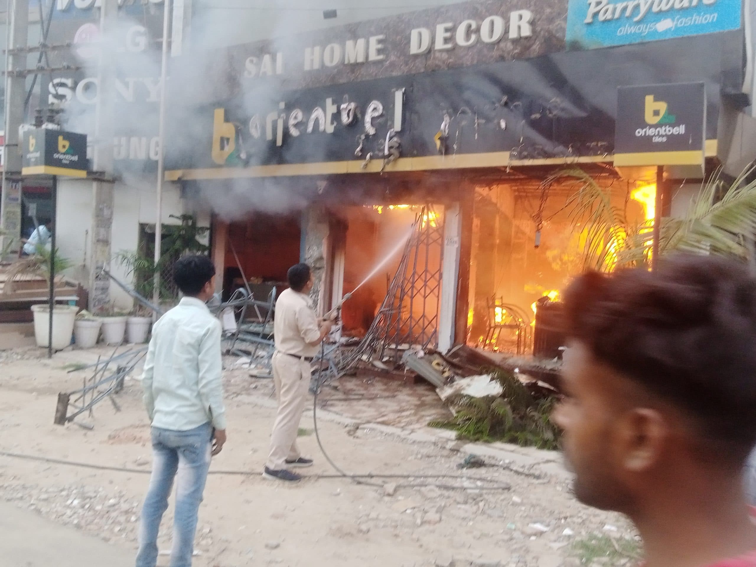 डुमरा रोड में टायल्स शो-रूम में भीषण आग