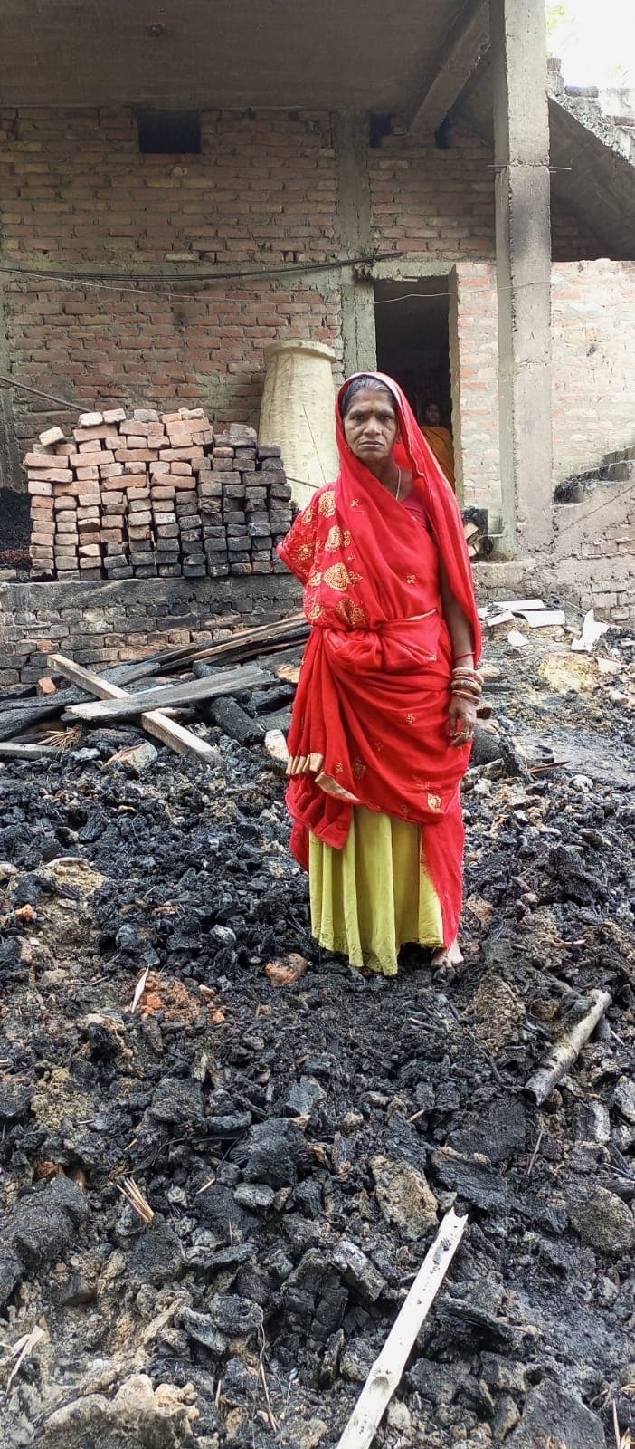 पांच घरों में आग से लाखों की संपत्ति जलकर राख