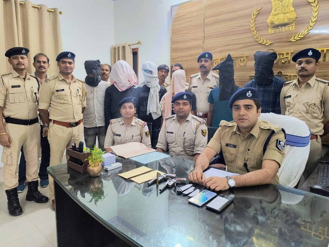 मेहसौल में ड्रैगन चाकू के साथ तीन शातिर बदमाश गिरफ्तार