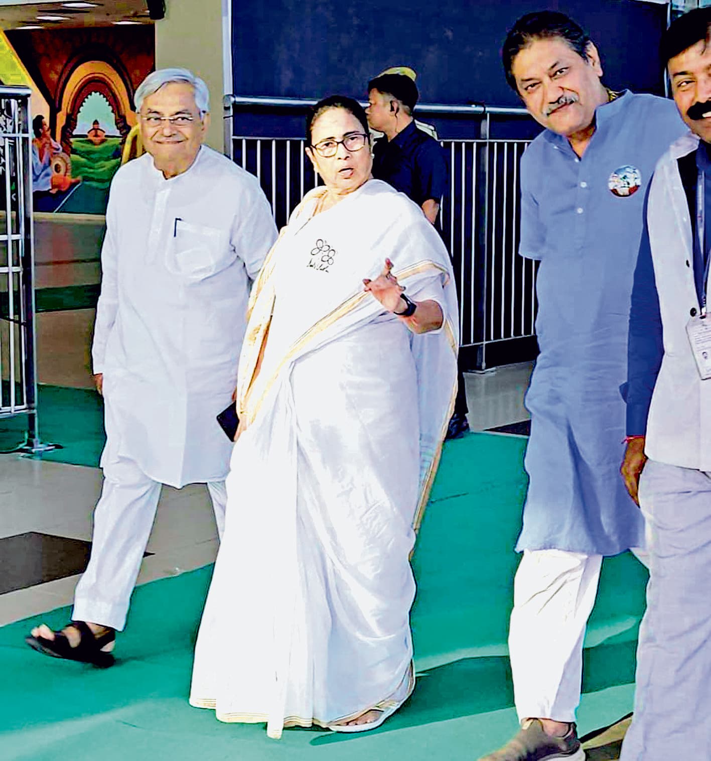 सभा के लिए कड़ी सुरक्षा में दुर्गापुर पहुंचीं सीएम