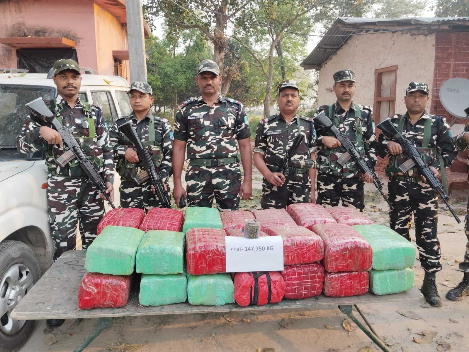 सीमा पर स्कॉर्पियो सहित 147 किलो गांजा जब्त, तस्कर फरार