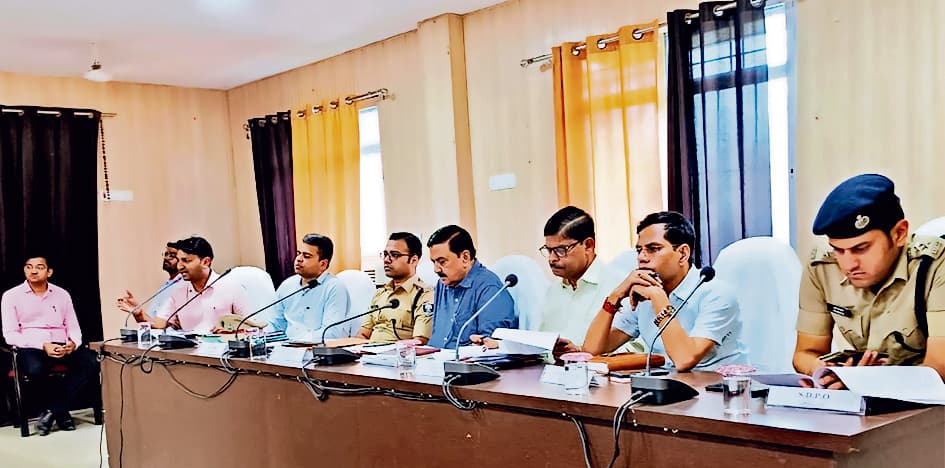 बूथों पर सुविधाओं का अभाव हो, तो तत्काल दुरुस्त कराएं : डीएम