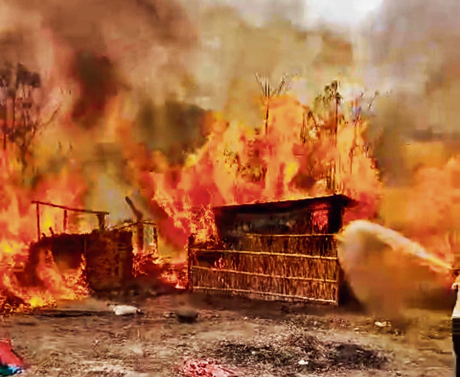 राघोपुर में अगलगी की तीन घटनाओं में जले 21 घर, झुलसने से युवक की मौत