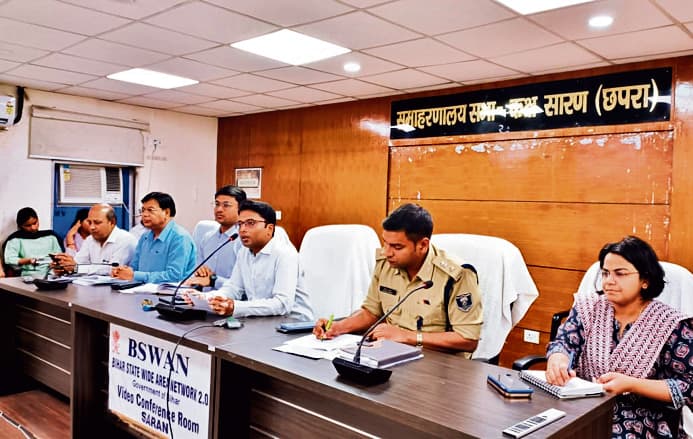 बिना लाइसेंस के जुलूस निकालने पर रोक, खतरनाक छठ घाटों को चिह्नित करने का पदाधिकारियों ने दिया निर्देश