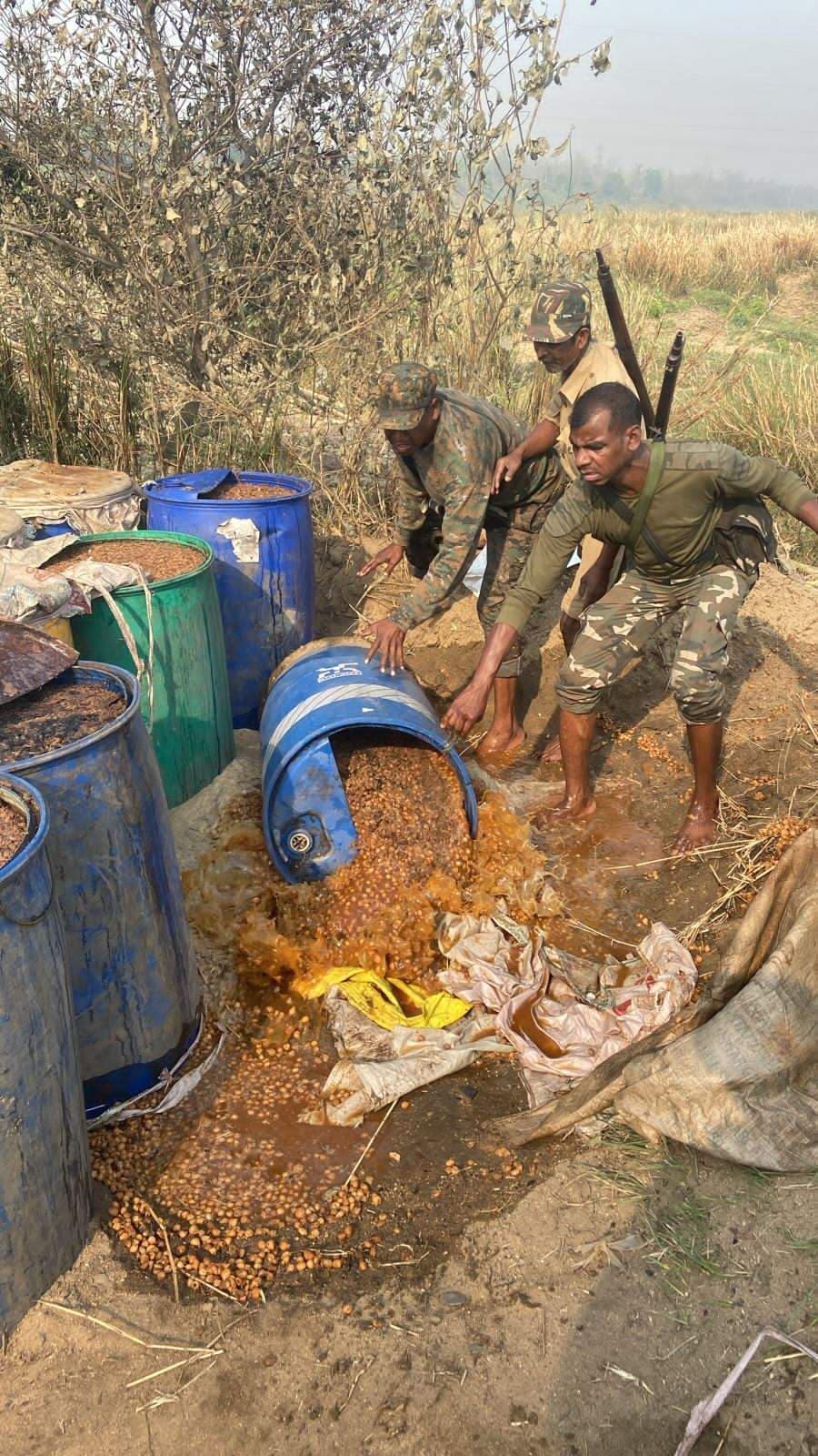 10,400 किलो जावा महुआ व 315 लीटर अवैध चुलाई जब्त