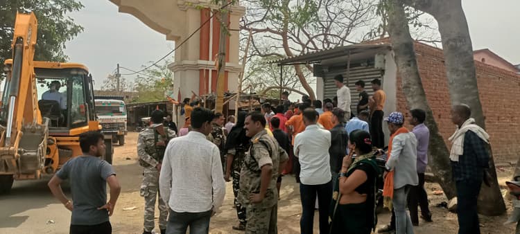 झारखंडधाम में अतिक्रमण के खिलाफ चला बुलडोजर