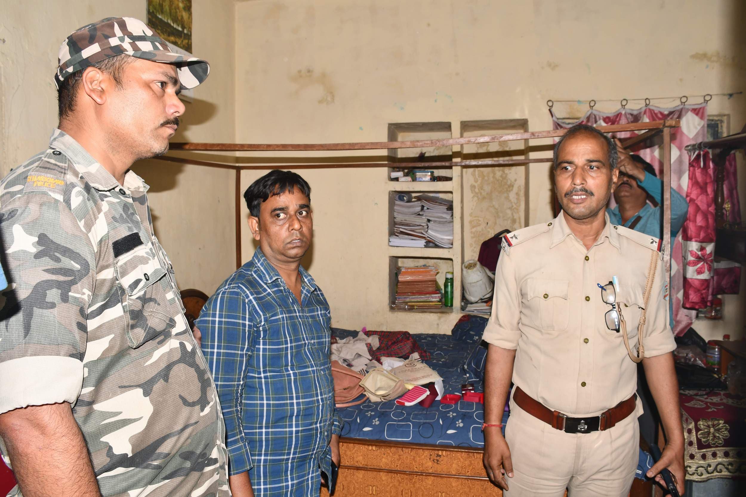 ढाई लाख के गहने व 25 हजार नकद की चोरी