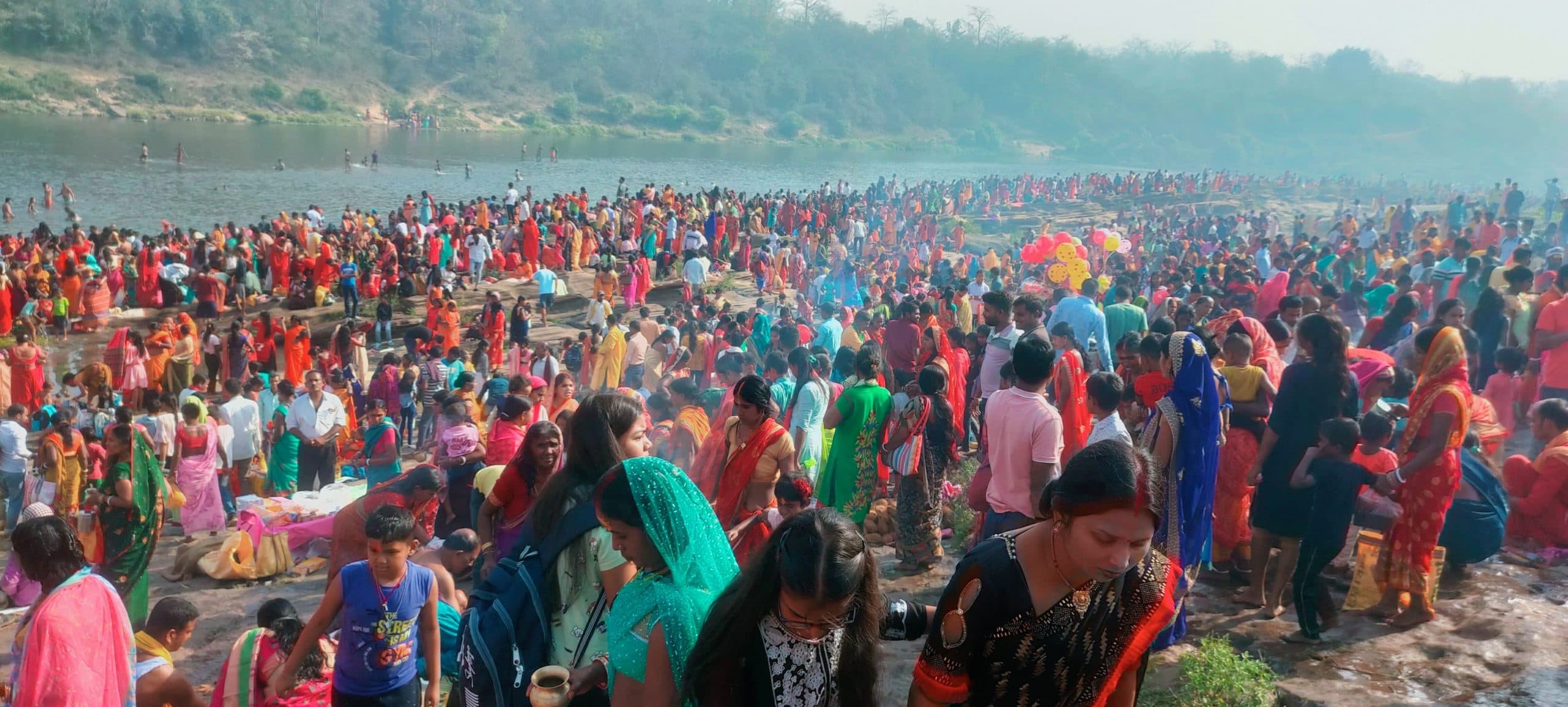 श्रद्धालुओं ने दामोदर में लगायी आस्था की डुबकी, की पूजा-अर्चना