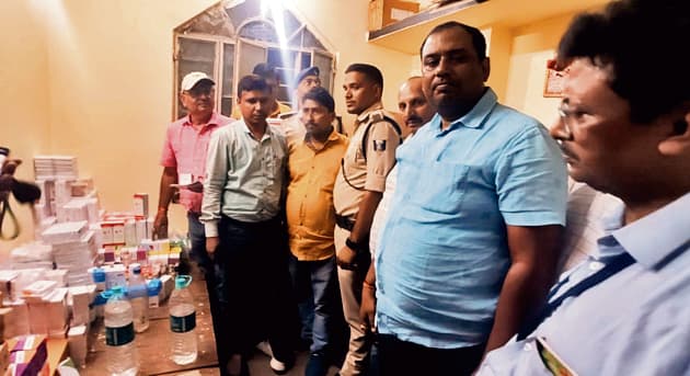 अवैध गोदाम से हो रही थी नशीली दवाओं की सप्लाइ, छापेमारी के बाद लाखों की दवाएं जब्त, दो गिरफ्तार