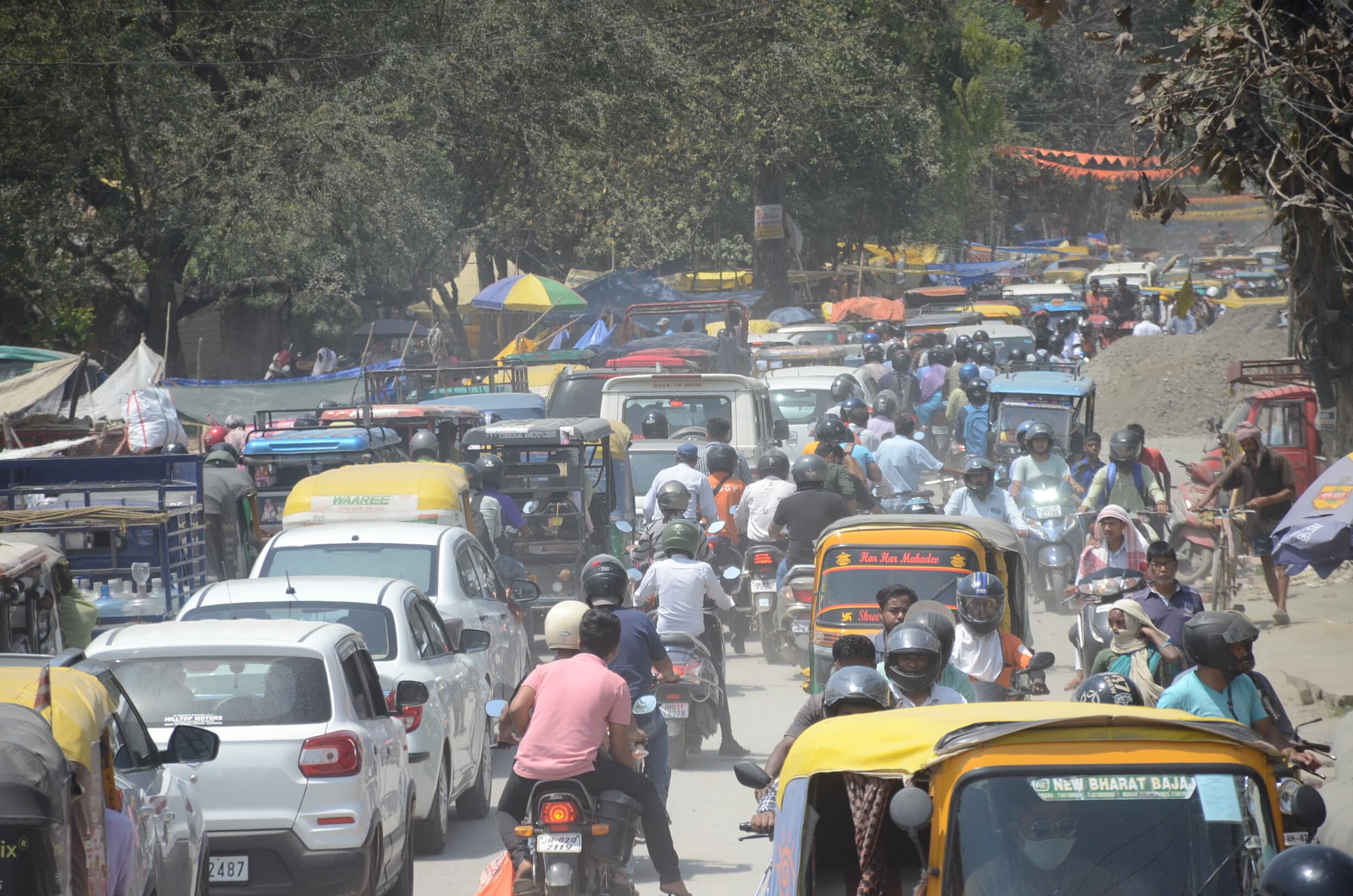 डिस्टिलरी पुल से लालपुर चौक तक जाम, डस्ट ने किया जीना मुहाल