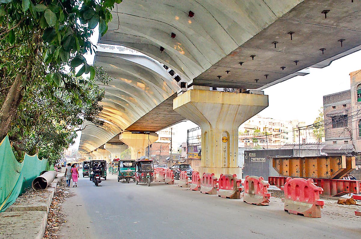 समय पर तीनों फ्लाइओवर का निर्माण पूरा होना मुश्किल, परेशानी झेल रहे लोग