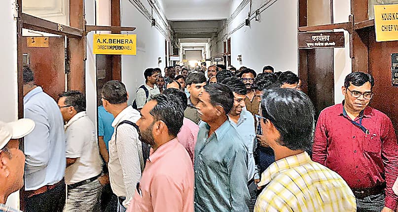 बकाया वेतन भुगतान को लेकर अधिकारियों ने किया प्रदर्शन, कहा : कंपनी चलाने और कर्मचारियों के रोजगार की गारंटी दे प्रबंधन