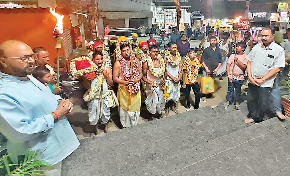 मंडा पूजा पर निकाली गयी शोभायात्रा