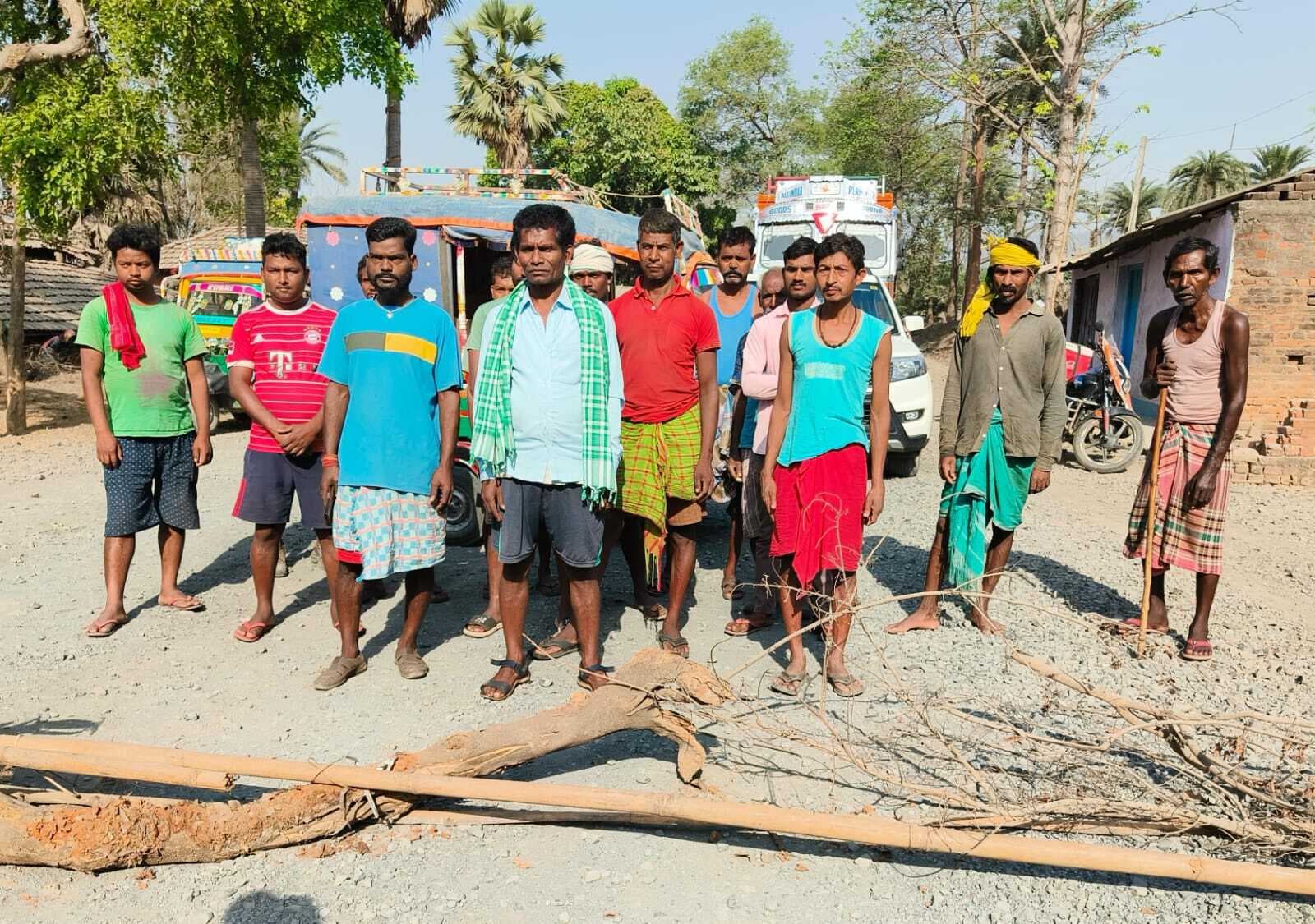 आक्रोशितों ने बांस-बल्ला लगाकर बोरियो-बोआरीजोर मुख्य मार्ग दो घंटे किया जाम