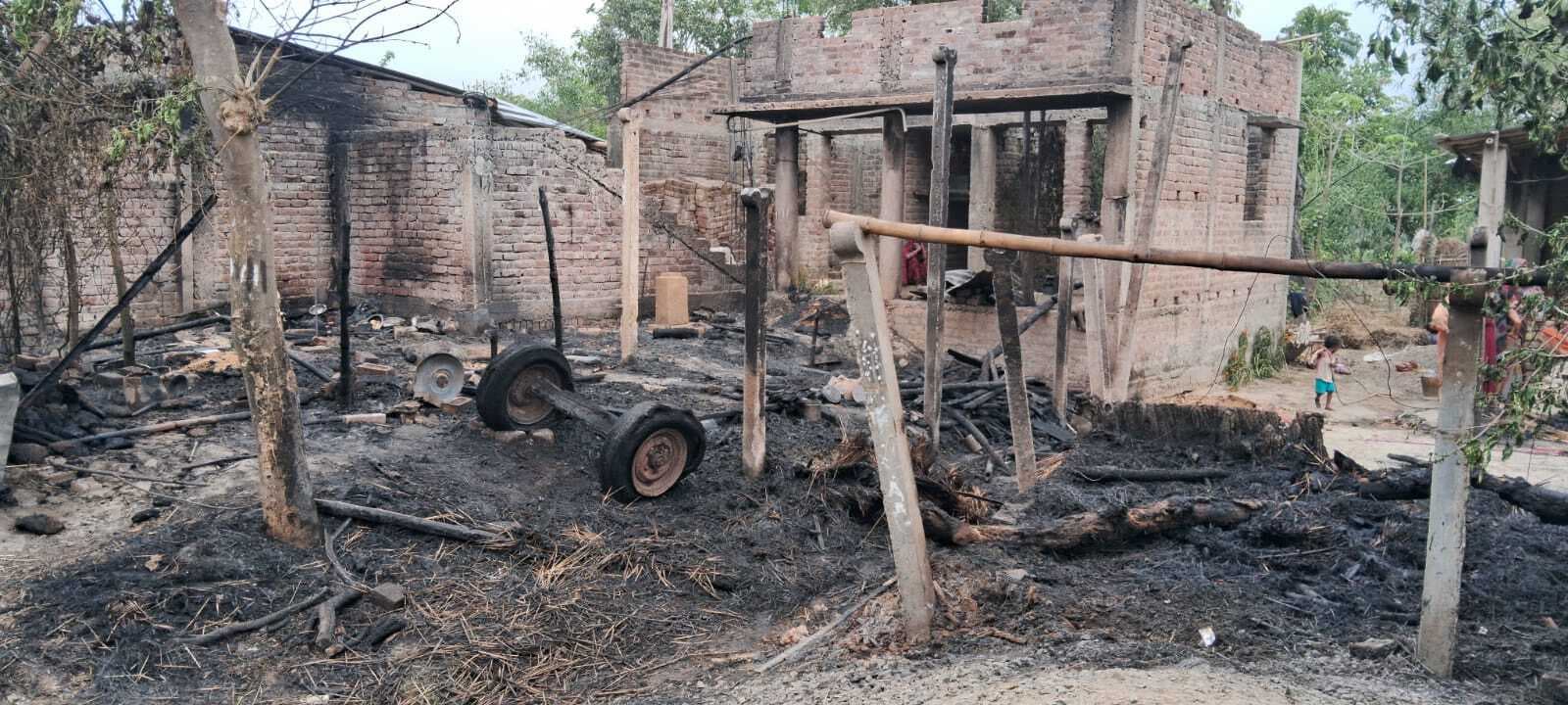 सोनवर्षा रामनगर में भीषण आगलगी में आधा दर्जन घर राख