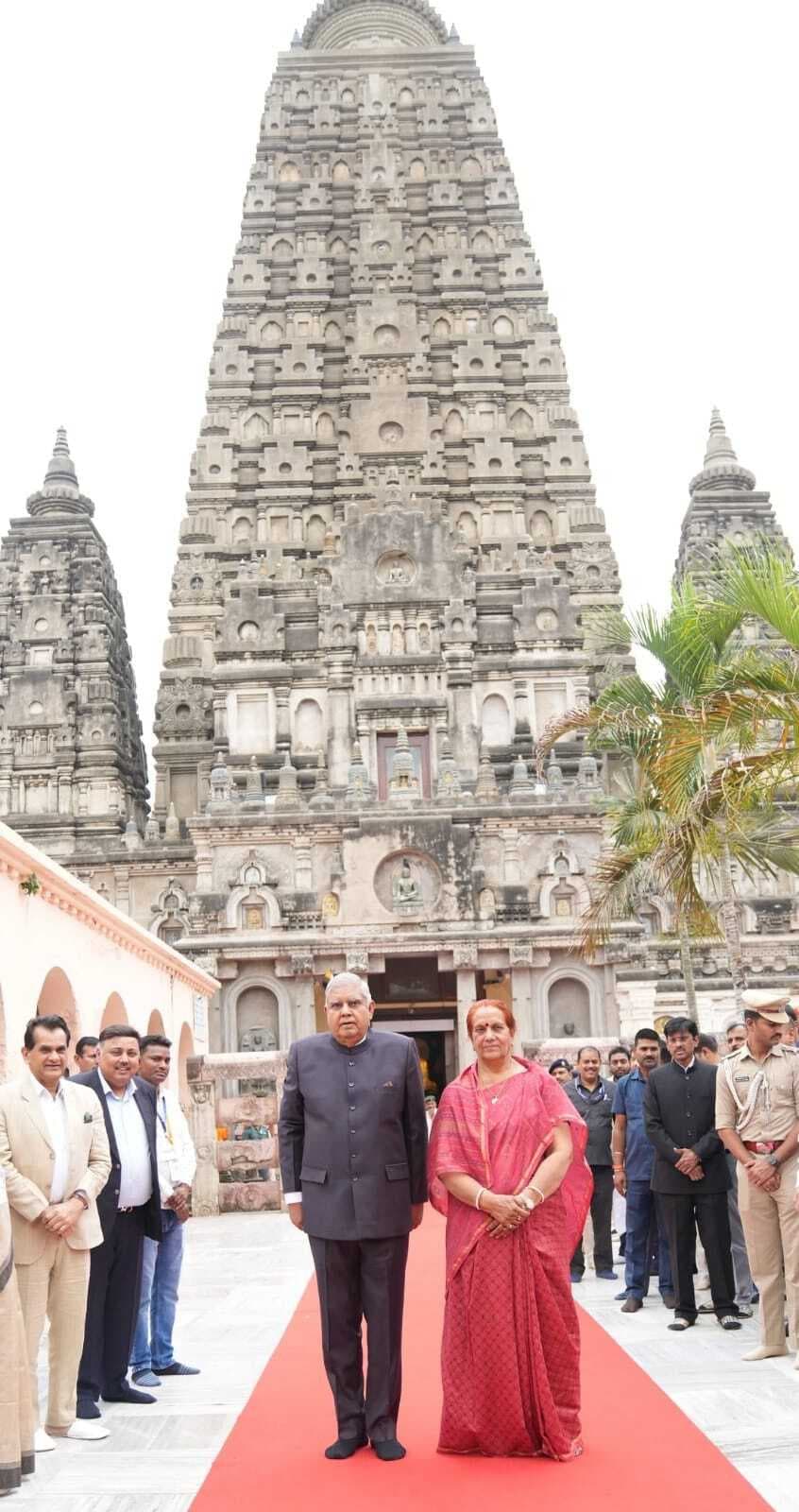 पत्नी संग उपराष्ट्रपति ने महाबोधि मंदिर में की पूजा-अर्चना