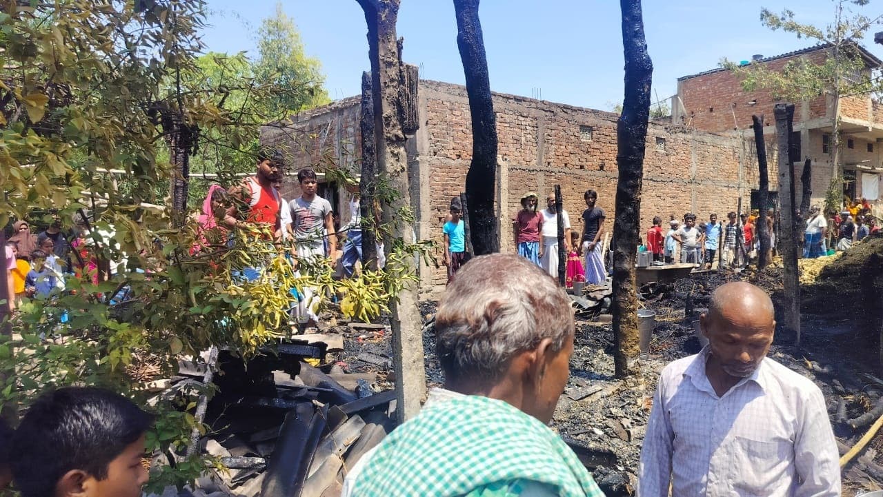 शॉर्ट सर्किट लगी आग, गैस सिलेंडर फटा