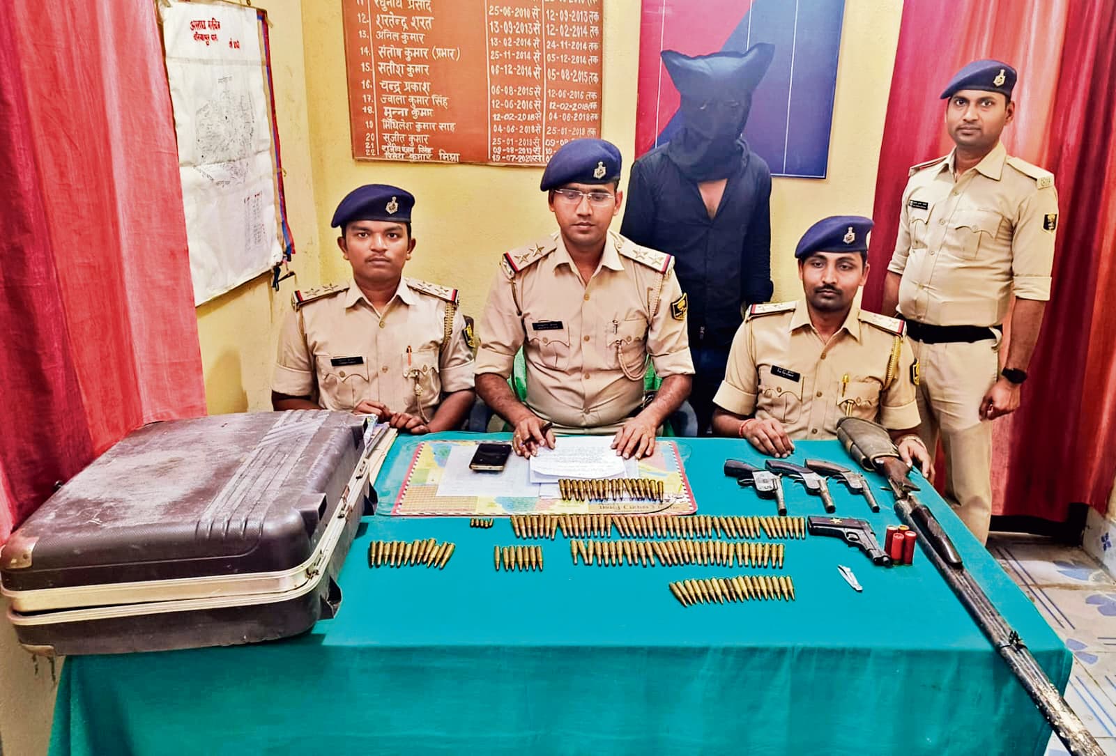 एक बंदूक, तीन कट्टा, एक पिस्टल व 124 गोलियों के साथ युवक गिरफ्तार