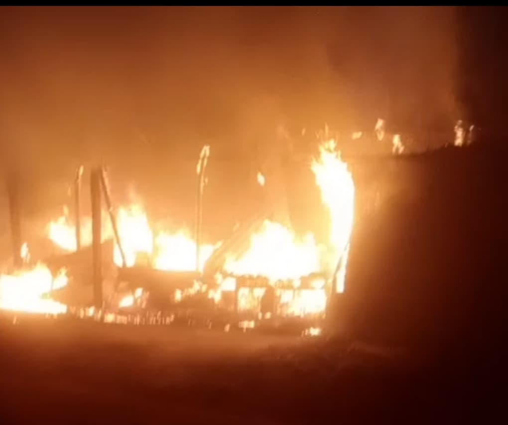 चूरा मुढ़ी मिल में आग लगने लाखों का नुकसान