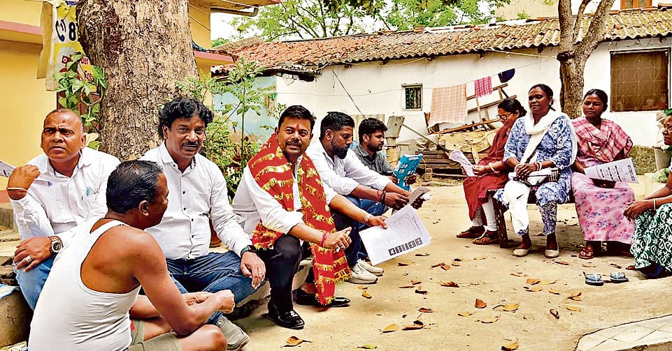 आदित्य विक्रम ने चुटिया में जनसंपर्क अभियान चलाया