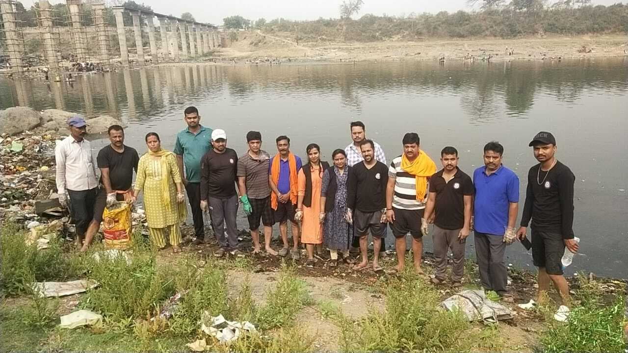 चैती छठ पर्व को को लेकर खरकई नदी के घाटों की साफ-सफाई की गयी