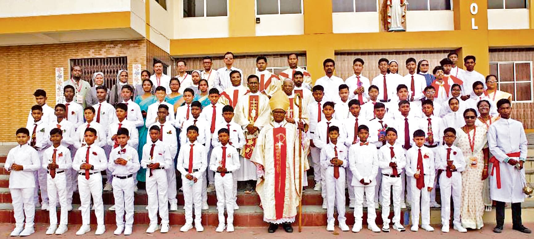 चर्च में व्हाइट संडे, 96 बच्चों ने लिया परम प्रसाद