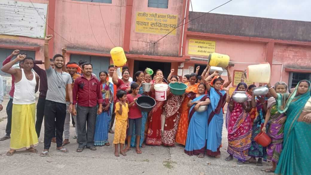 दोलाबड़ के ग्रामीणों ने खाली बर्तन के साथ पंचायत भवन में किया प्रदर्शन