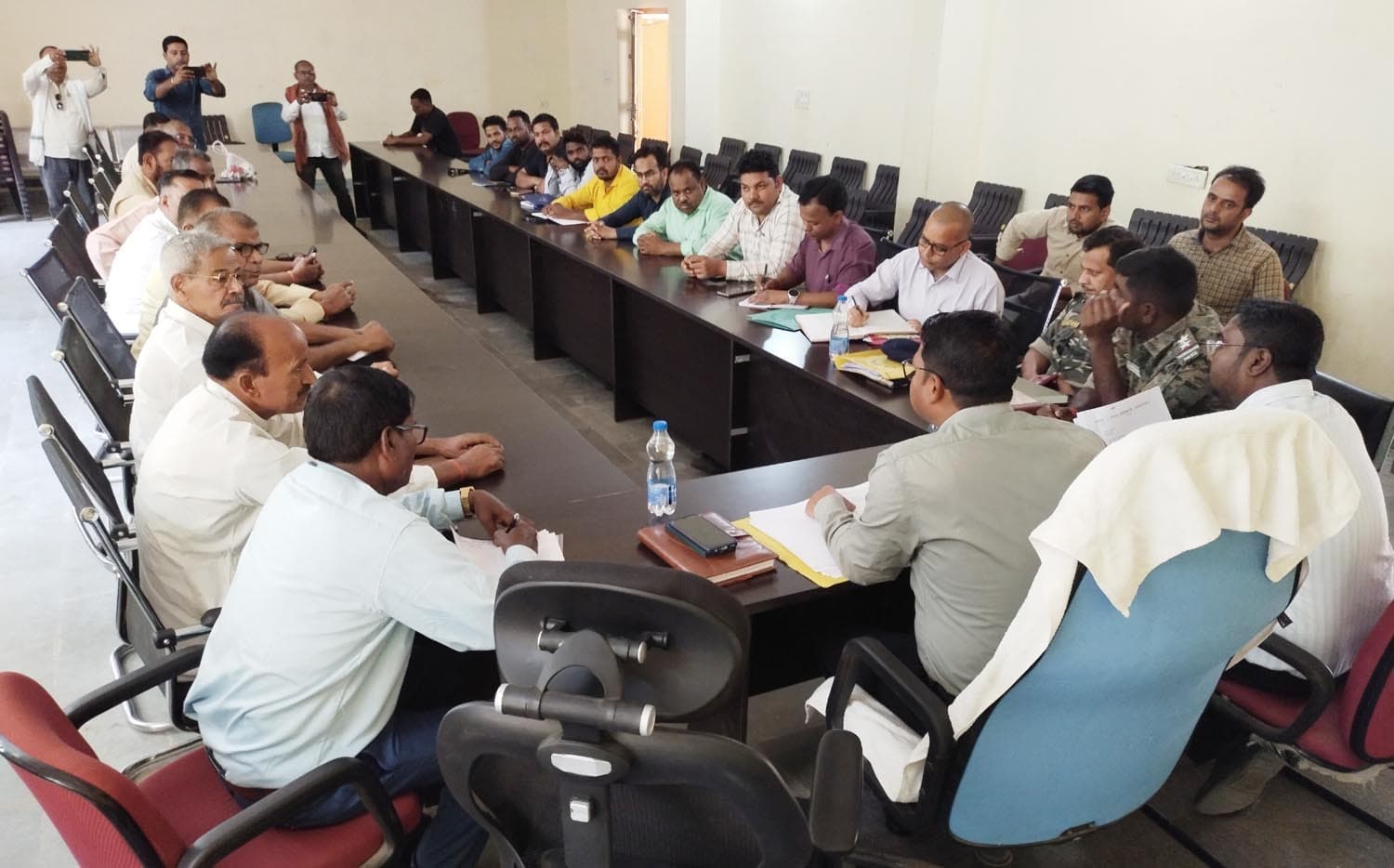 कौलेश्वरी पर्वत पर लगने वाले नौ दिवसीय मेले की समीक्षा : खराब चापानलों की मरम्मत करने का निर्देशहंटरगंज. रामनवमी के अवसर पर कौलेश्वरी पहाड़ पर लगने वाले नौ दिवसीय मेला की तैयारी को लेकर सोमवार को कौलेश्वरी प्रबंधन समिति की बैठक हुई. प्रखंड कार्यालय के सभागार में आयोजित इस बैठक की अध्यक्षता समिति के अध्यक्ष सह एसडीओ सुरेंद्र उरांव ने की. कहा गया कि रामनवमी के अवसर पर झारखंड, बिहार, उत्तर प्रदेश के अलावा कई राज्यों से काफी संख्या में लोग कौलेश्वरी पहाड़ पर पहुंचते हैं. भीड़ को देखते हुए सुरक्षा के क्या प्रबंध हैं, इसकी जानकारी ली गयी. तीन दिनों के अंदर कौलेश्वरी पहाड़ स्थित तालाब व कुआं की साफ-सफाई करने, मंदिर परिसर में चप्पल पहन कर नहीं चलने व बैरिकेडिंग करने की बात कही गयी. साथ ही दुकानदार व श्रद्धालुओं से गंदगी नहीं फैलाने की बात कही गयी. गंदगी फैलाते पकड़े जाने पर 1100 रुपया जुर्माना लिया जायेगा. वहीं हंटरगंज से कौलेश्वरी के हटवारिया व दंतार से कौलेश्वरी तक खराब पड़े चापनालों की मरम्मत करने, शौचालय की साफ-सफाई करने की बात कही गयी. हंटरगंज से कौलेश्वरी तक अतिक्रमण सड़क काे मुक्त बनाने, मेला के दौरान मेडिकल टीम उपस्थित रहने, जिला परिषद से निर्मित सरकारी दुकान के आवंटन की राजस्व की वसूली, मुंडन संस्कार करने में नाई के लिए 100 रुपया निर्धारित किया गया. बताया गया कि मेला के दौरान शराब बिक्री पर पूरी तरह से रोक रहेगी. उत्पाद विभाग को शराब तस्करों के विरुद्ध लगातार छापामारी अभियान चलाने को कहा गया. निष्क्रिय पुजारी व निष्क्रिय सदस्य को हटाने की बात कही गयी. मेला के दौरान हाइवा व भारी वाहनों के परिचालन पर रात नौ बजे तक रोक रहेगी. दो सूचना केंद्र बनाये जायेंगे. जानकारी दी गयी कि प्रबंधन समिति के खाते में 53 लाख 88781 रुपये है. बैठक में थाना प्रभारी सनोज चौधरी, वशिष्ठ नगर थाना प्रभारी दिलेश्वर प्रसाद, डॉ मुजफ्फर हुसैन, समिति के कौशलेंद्र कुमार सिंह, मिथिलेश श्रीवास्तव, अनिरुद्ध सिंह, बबलू मेहता, राजू सिंह, प्रदीप गुप्ता, अमरेंद्र प्रताप सिंह, संजय मिश्रा समेत अन्य उपस्थित थे. संचालन बीडीओ निखिल गौरव कमान कच्छप ने किया.