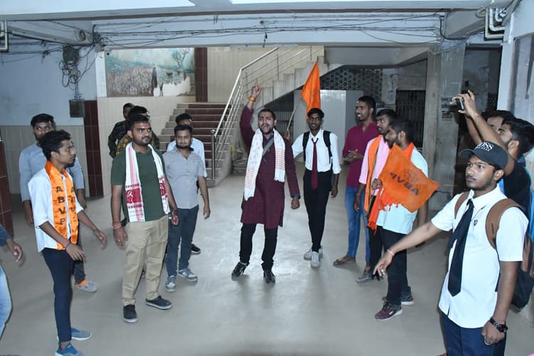 TMBU में मूलभूत सुविधाओं की मांग को लेकर हंगामा, जड़ा ताला, कर्मचारियों को बाहर निकाला