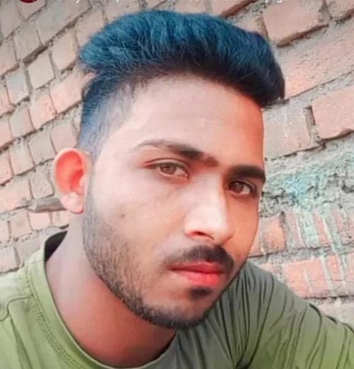 संदेहास्पद स्थिति में युवक का शव मिला, जांच में जुटी पुलिसदुखद. कहासुनी के बाद घर से निकला, फिर आयी बुरी खबर: चार माह पूर्व चेन्नई से काम कर लौटा थाटंडवा. मगध से प्रभावित कुंंडी गांव में घर के गोशाला से श्याम कुमार उर्फ चरका (24) का शव संदेहास्पद स्थिति में मिला. शव फांसी से लटकता हुआ बरामद किया गया. पुलिस ने शव को पोस्टमार्टम के लिए सदर अस्पताल चतरा भेज दिया. पोस्टमार्टम के बाद शव को परिजनों को सौंप दिया गया. जानकारी के अनुसार, रविवार की रात आठ बजे श्याम ने अपने बच्चों के साथ खाना खाया. पैसा को लेकर परिजनों के साथ उसकी कहासुनी हुई. इसके बाद वह घर से बाहर निकल गया. लगभग 10 बजे रात उसकी पत्नी अपने आंगन में ही स्थित गोशाला गयी, तो अपने पति का शव फंदे से लटकता देखा. इसके बाद इसकी सूचना पुलिस को दी गयी. ग्रामीणों के अनुसार, छेदी साव का पुत्र श्याम चार माह पूर्व चेन्नई से काम कर लौटा था और मगध में ही रोजगार की तलाश कर रहा था. कुछ लोगों का कहना है कि शव का पैर जमीन से सटा हुआ था. ऐसे में थाना प्रभारी अनिल कुमार ने कहा कि पोस्टमार्टम रिपोर्ट आने के बाद ही हत्या या आत्महत्या का खुलासा हो पायेगा. घटना से पत्नी, तीन बच्चे व परिजनों का रो-रोकर बुरा हाल हैं.