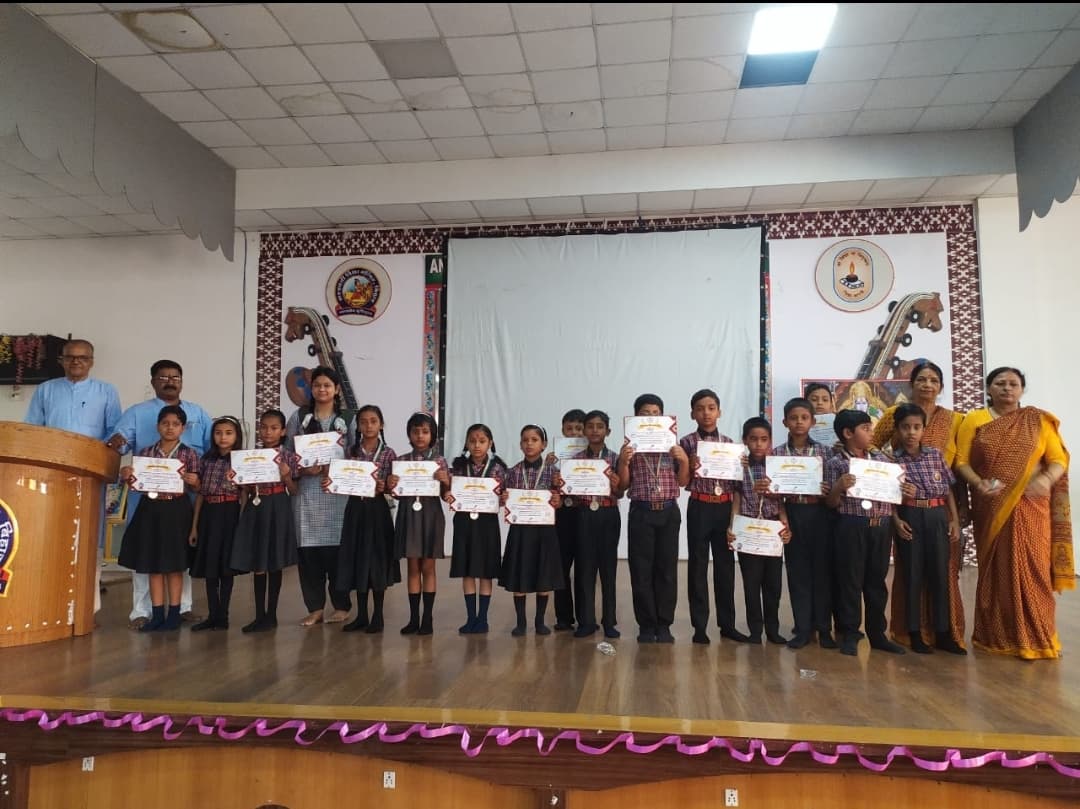 हिंदी ओलंपियाड में आनंदराम ढंढानिया के 26 बच्चों को मिला मेडल